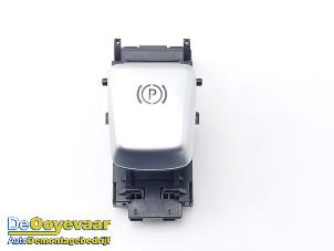 Gebruikte Handrem schakelaar Mercedes GLC Coupé AMG (C253) 4.0 63 S AMG 4.0 V8 32V Turbo 4-Matic+ Prijs € 9,99 Margeregeling aangeboden door Autodemontagebedrijf De Ooyevaar