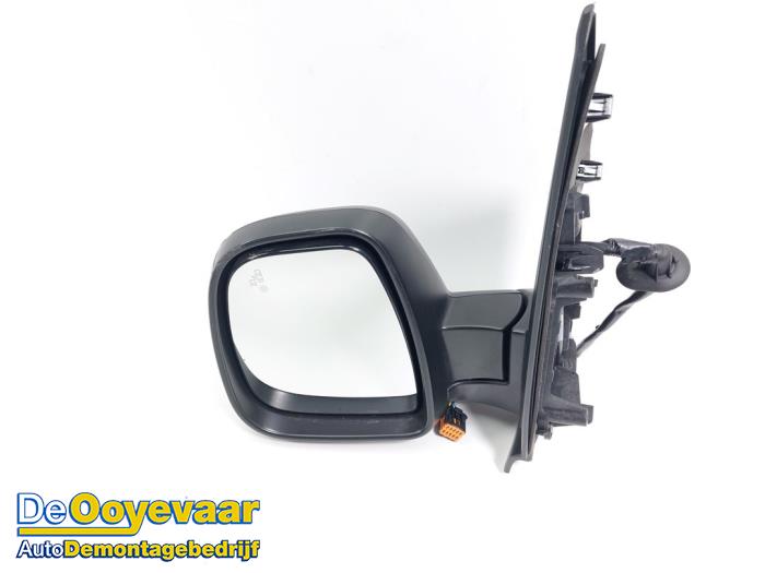 Buitenspiegel links van een Opel Vivaro 1.5 CDTI 102 2020