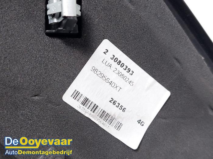 Buitenspiegel links van een Opel Vivaro 1.5 CDTI 102 2020