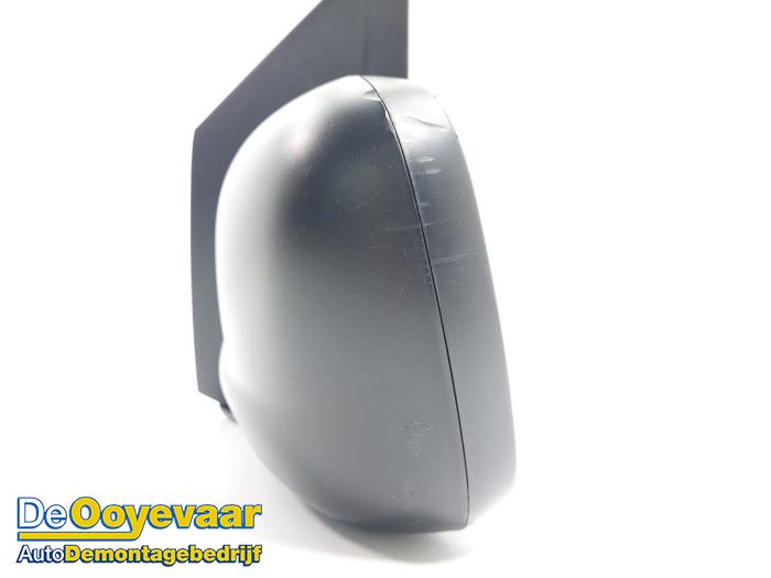 Buitenspiegel links van een Opel Vivaro 1.5 CDTI 102 2020