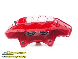 Gebruikte Remklauw (Tang) rechts-voor Ford Mustang Mach-E Prijs € 249,99 Margeregeling aangeboden door Autodemontagebedrijf De Ooyevaar