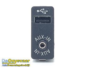 Gebruikte AUX/USB aansluiting BMW i3 (I01) i3 Range Extender Prijs € 9,99 Margeregeling aangeboden door Autodemontagebedrijf De Ooyevaar