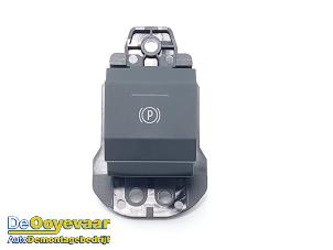 Gebruikte Handrem schakelaar Renault Megane E-Tech (RCB) 40 kWh Prijs € 29,99 Margeregeling aangeboden door Autodemontagebedrijf De Ooyevaar