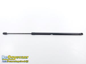 Gebruikte Kofferdekseldemper rechts-achter BYD Atto 3 60kWh Prijs € 19,99 Margeregeling aangeboden door Autodemontagebedrijf De Ooyevaar