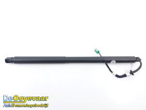 Gebruikte Achterklep motor Peugeot 408 1.6 16V HYbrid 225 Prijs € 149,99 Margeregeling aangeboden door Autodemontagebedrijf De Ooyevaar