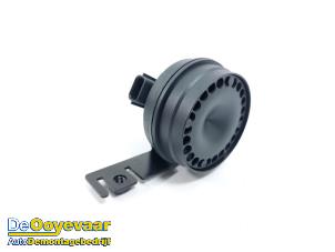 Gebruikte Alarm sirene Peugeot 408 1.6 16V HYbrid 225 Prijs € 19,99 Margeregeling aangeboden door Autodemontagebedrijf De Ooyevaar