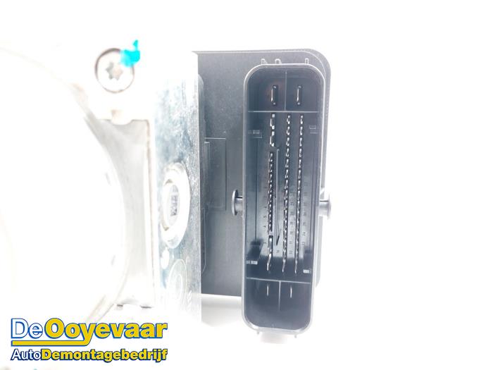 ABS Pomp van een BMW 2 serie Active Tourer (F45) 216i 1.5 TwinPower Turbo 12V 2017