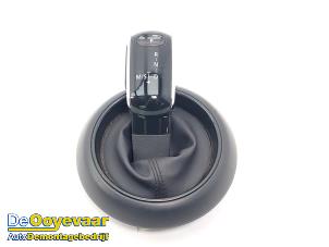 Gebruikte Versnellingspook Mini Mini (F56) 1.5 12V Cooper Prijs € 75,00 Margeregeling aangeboden door Autodemontagebedrijf De Ooyevaar