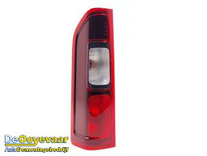 Gebruikte Achterlicht links Renault Trafic (1FL/2FL/3FL/4FL) 1.6 dCi 125 Twin Turbo Prijs € 29,99 Margeregeling aangeboden door Autodemontagebedrijf De Ooyevaar