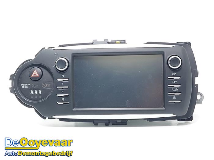 Gebruikte Display Multi Media regelunit Toyota Yaris III (P13) 1.5 16V Hybrid Prijs € 299,99 Margeregeling aangeboden door Autodemontagebedrijf De Ooyevaar