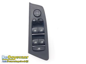 Gebruikte Elektrisch Raam Schakelaar BMW 5 serie (G30) M550i xDrive 4.4 V8 32V TwinPower Turbo Prijs € 35,00 Margeregeling aangeboden door Autodemontagebedrijf De Ooyevaar