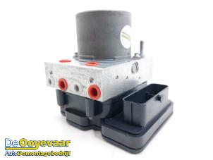 Gebruikte ABS Pomp Renault Zoé (AG) R135 Prijs € 69,99 Margeregeling aangeboden door Autodemontagebedrijf De Ooyevaar