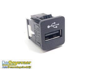 Gebruikte AUX/USB aansluiting BMW 2 serie Gran Coupe (F44) 218i 1.5 TwinPower Turbo 12V Prijs € 9,99 Margeregeling aangeboden door Autodemontagebedrijf De Ooyevaar
