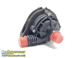 Gebruikte Extra waterpomp BMW 2 serie Gran Coupe (F44) 218i 1.5 TwinPower Turbo 12V Prijs € 15,00 Margeregeling aangeboden door Autodemontagebedrijf De Ooyevaar