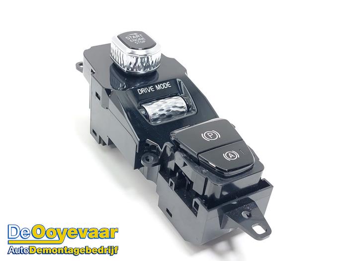Gebruikte Handrem schakelaar Volvo XC60 II (UZ) 2.0 T8 16V Recharge, Twin Engine AWD Prijs € 49,99 Margeregeling aangeboden door Autodemontagebedrijf De Ooyevaar