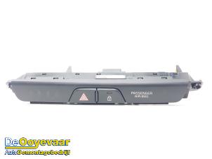 Gebruikte Alarmlicht Schakelaar Kia Stonic (YB) 1.0i T-GDi 12V Eco-Dynamics+ Prijs € 19,99 Margeregeling aangeboden door Autodemontagebedrijf De Ooyevaar