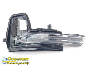 Gebruikte Knipperlicht spiegel links Volvo XC60 II (UZ) 2.0 T8 16V Recharge, Twin Engine AWD Prijs € 35,00 Margeregeling aangeboden door Autodemontagebedrijf De Ooyevaar