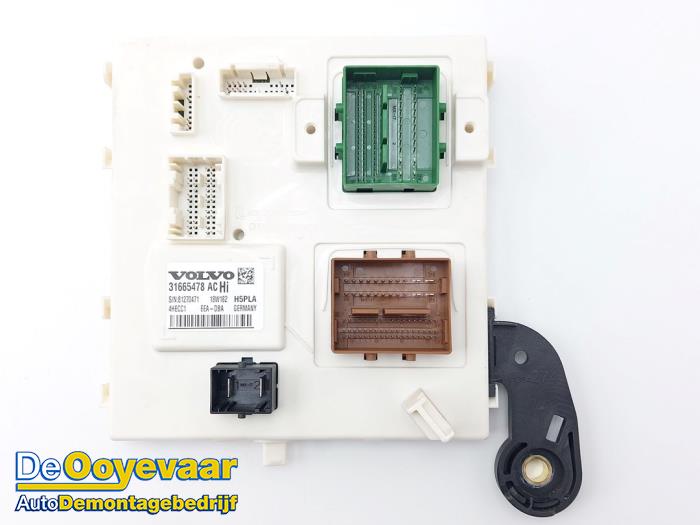 Gebruikte Central electronic module Volvo XC60 II (UZ) 2.0 T8 16V Recharge, Twin Engine AWD Prijs € 249,99 Margeregeling aangeboden door Autodemontagebedrijf De Ooyevaar