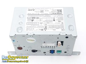 Gebruikte Bedieningspaneel Multi Media Volvo XC60 II (UZ) 2.0 T8 16V Recharge, Twin Engine AWD Prijs € 445,00 Margeregeling aangeboden door Autodemontagebedrijf De Ooyevaar