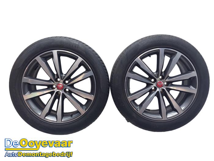 Sportvelgenset + banden van een Jaguar F-Pace 2.0 P400e 16V AWD 2022