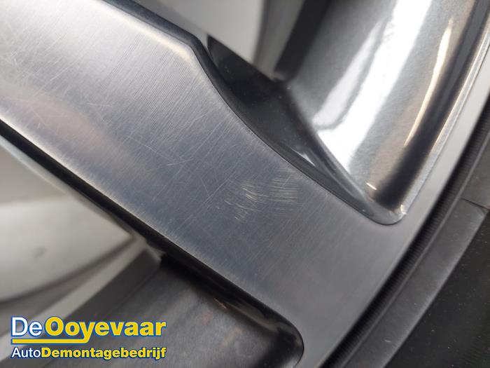 Sportvelgenset + banden van een Jaguar F-Pace 2.0 P400e 16V AWD 2022
