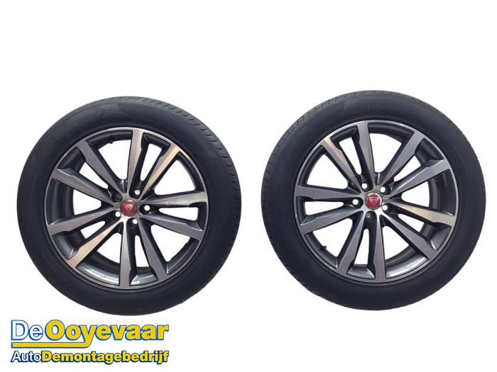 Sportvelgenset + banden van een Jaguar F-Pace 2.0 P400e 16V AWD 2022