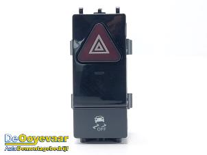 Gebruikte Paniekverlichtings Schakelaar Mercedes GLK (204.7/9) 2.2 220 CDI 16V BlueEff.,BlueTEC 4-Matic Prijs € 25,00 Margeregeling aangeboden door Autodemontagebedrijf De Ooyevaar