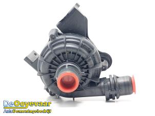 Gebruikte Waterpomp Jaguar F-Pace 2.0 P400e 16V AWD Prijs € 59,99 Margeregeling aangeboden door Autodemontagebedrijf De Ooyevaar