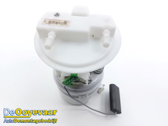 Gebruikte Tank element Pomp Dacia Sandero II 0.9 TCE 90 12V Prijs € 29,99 Margeregeling aangeboden door Autodemontagebedrijf De Ooyevaar