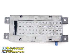 Gebruikte Draadloze oplader Jaguar F-Pace 2.0 P400e 16V AWD Prijs € 159,99 Margeregeling aangeboden door Autodemontagebedrijf De Ooyevaar