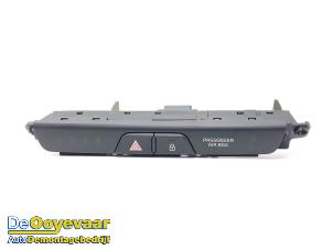 Gebruikte Alarmlicht Schakelaar Kia Stonic (YB) 1.0i T-GDi 12V Eco-Dynamics+ Prijs € 19,99 Margeregeling aangeboden door Autodemontagebedrijf De Ooyevaar