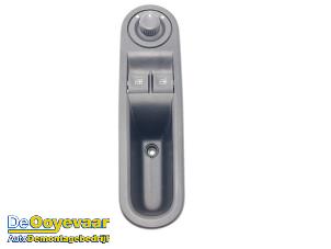 Gebruikte Ruit schakelaar elektrisch Renault Twingo III (AH) 1.0 SCe 70 12V Prijs € 15,00 Margeregeling aangeboden door Autodemontagebedrijf De Ooyevaar