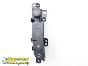 Gebruikte Schakelaar Stoelverwarming Hyundai Kona (OS) 1.6 T-GDI 16V AWD Prijs € 49,99 Margeregeling aangeboden door Autodemontagebedrijf De Ooyevaar