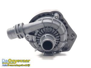 Gebruikte Extra waterpomp Landrover Range Rover Sport (L1) 3.0 V6 P460e Prijs € 69,99 Margeregeling aangeboden door Autodemontagebedrijf De Ooyevaar