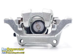 Gebruikte Remklauw (Tang) rechts-achter Toyota Yaris Cross (PB1/PJ1) 1.5 12V Hybrid 130 Prijs € 125,00 Margeregeling aangeboden door Autodemontagebedrijf De Ooyevaar