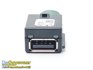 Gebruikte AUX/USB aansluiting Volkswagen Polo VI (AW1) 1.0 MPI 12V Prijs € 9,99 Margeregeling aangeboden door Autodemontagebedrijf De Ooyevaar