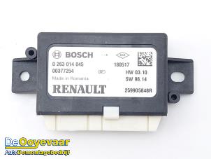 Gebruikte PDC Module Renault Clio IV Estate/Grandtour (7R) 0.9 Energy TCE 90 12V Prijs € 19,99 Margeregeling aangeboden door Autodemontagebedrijf De Ooyevaar