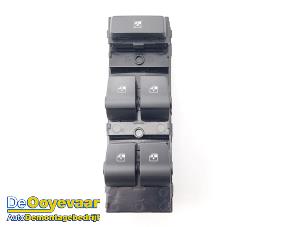 Gebruikte Raam schakelaar elektrisch Hyundai i30 Wagon (PDEF5) 1.0 T-GDI 12V Hybrid 48V Prijs € 69,99 Margeregeling aangeboden door Autodemontagebedrijf De Ooyevaar