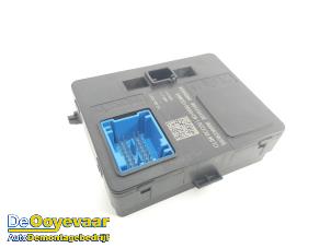 Gebruikte Computer Kachel Peugeot 208 II (UB/UH/UP) 1.2 Vti 12V PureTech 75 Prijs € 15,00 Margeregeling aangeboden door Autodemontagebedrijf De Ooyevaar