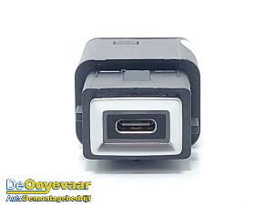 Gebruikte AUX/USB aansluiting Opel Corsa F (UB/UH/UP) Electric Long Range 51kWh Prijs € 9,99 Margeregeling aangeboden door Autodemontagebedrijf De Ooyevaar