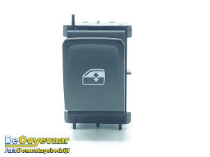 Gebruikte Ruit schakelaar elektrisch Skoda Enyaq iV 85 Prijs € 15,00 Margeregeling aangeboden door Autodemontagebedrijf De Ooyevaar