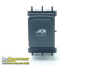 Gebruikte Ruit schakelaar elektrisch Skoda Enyaq iV 85 Prijs € 15,00 Margeregeling aangeboden door Autodemontagebedrijf De Ooyevaar