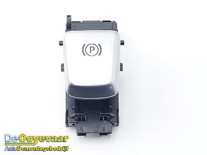 Gebruikte Handrem schakelaar Mercedes GLC AMG (X253) 3.0 43 AMG V6 Turbo 4-Matic Prijs € 9,99 Margeregeling aangeboden door Autodemontagebedrijf De Ooyevaar