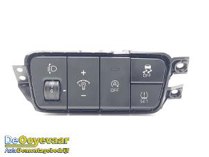 Gebruikte Schakelaar Koplamp Ihv Kia Rio IV (YB) 1.0i T-GDi 100 12V Prijs € 29,99 Margeregeling aangeboden door Autodemontagebedrijf De Ooyevaar