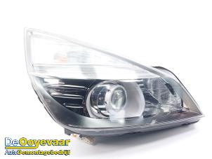 Gebruikte Koplamp rechts Renault Espace (JK) 3.5 V6 24V Prijs € 199,99 Margeregeling aangeboden door Autodemontagebedrijf De Ooyevaar