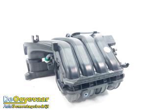 Gebruikte Inlaatspruitstuk Hyundai Veloster 1.6 GDI 16V Prijs € 149,99 Margeregeling aangeboden door Autodemontagebedrijf De Ooyevaar