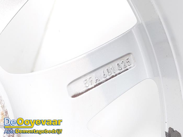 Velg + Band van een Seat Leon Sportstourer (KLF) 1.5 eTSI 16V 2021