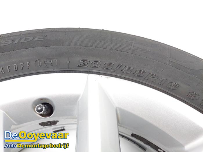 Velg + Band van een Seat Leon Sportstourer (KLF) 1.5 eTSI 16V 2021