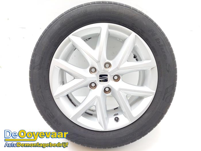 Velg + Band van een Seat Leon Sportstourer (KLF) 1.5 eTSI 16V 2021