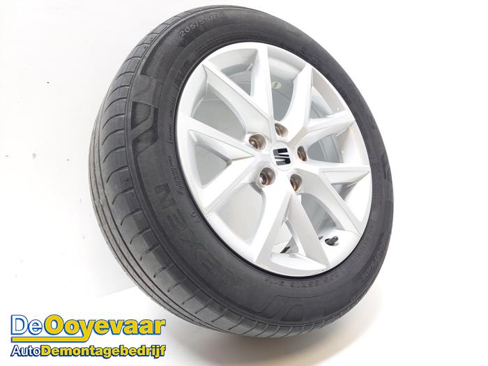 Velg + Band van een Seat Leon Sportstourer (KLF) 1.5 eTSI 16V 2021